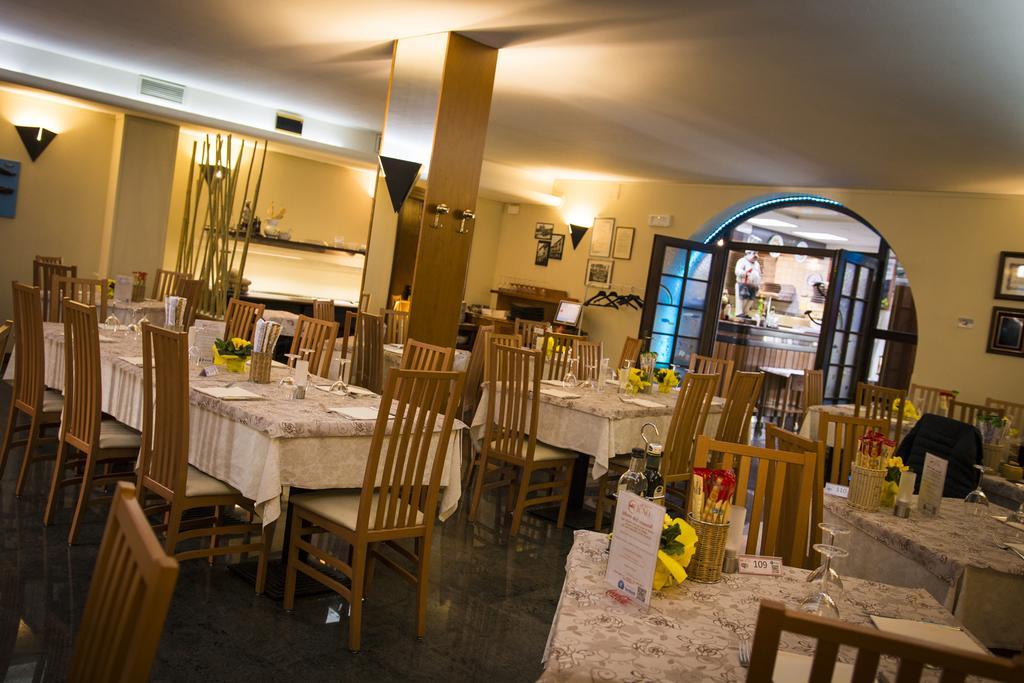 Hotel Ristorante Cigno - Camere And Aparthotel Latisana Exteriér fotografie