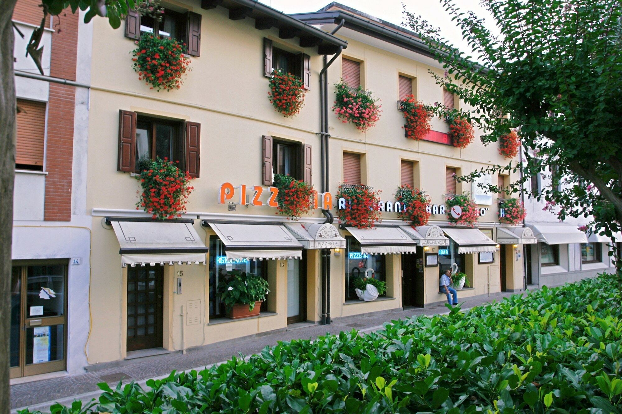 Hotel Ristorante Cigno - Camere And Aparthotel Latisana Exteriér fotografie